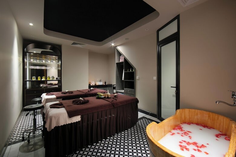 May De Ville Crown Hotel