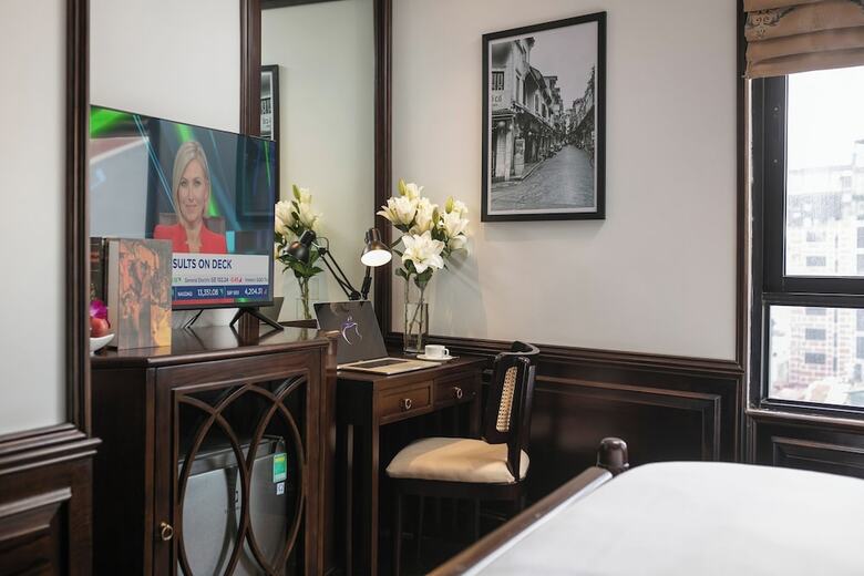 May De Ville Crown Hotel
