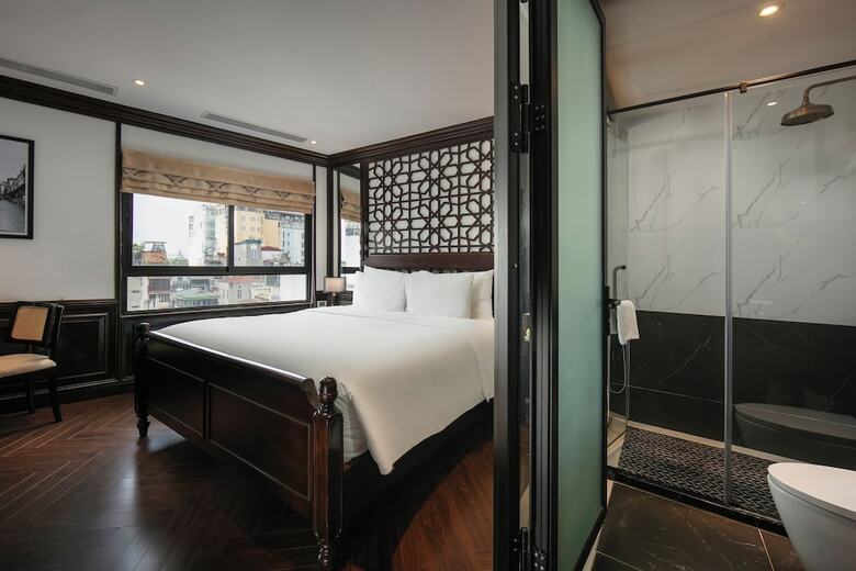 May De Ville Crown Hotel