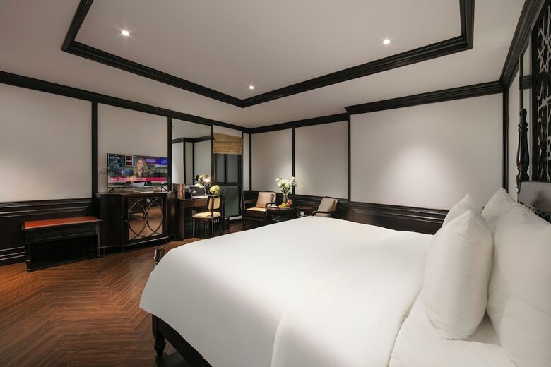 May De Ville Crown Hotel