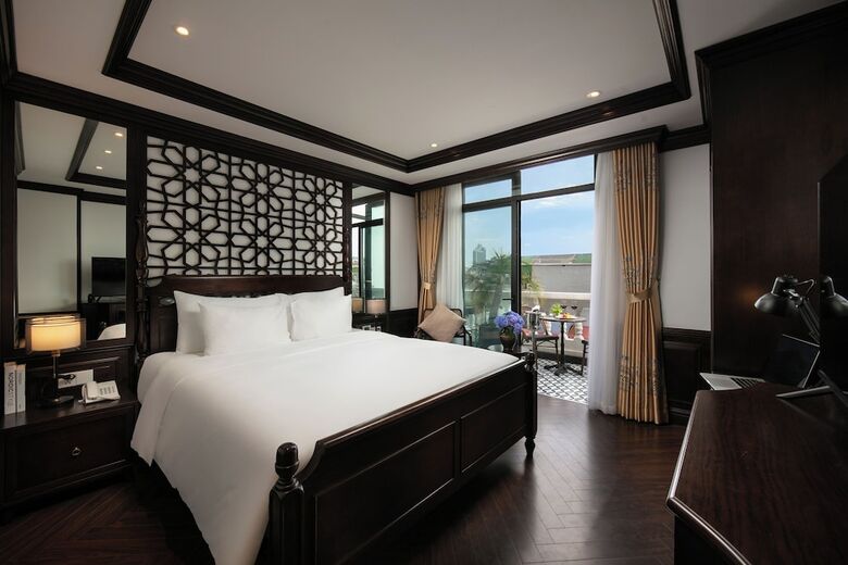 May De Ville Crown Hotel