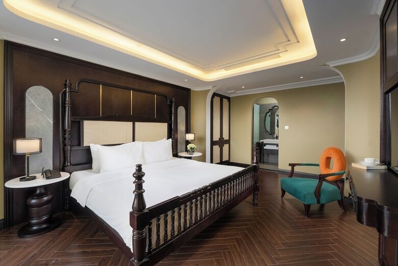 May De Ville Crown Hotel