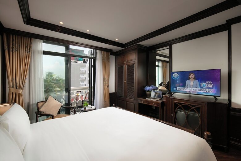 May De Ville Crown Hotel