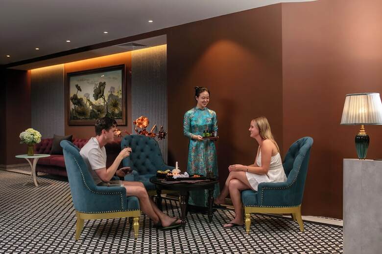 May De Ville Crown Hotel