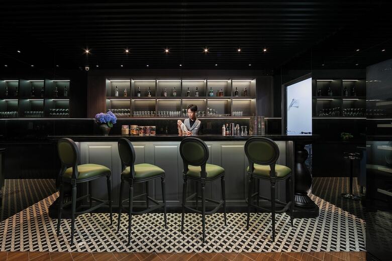 May De Ville Crown Hotel