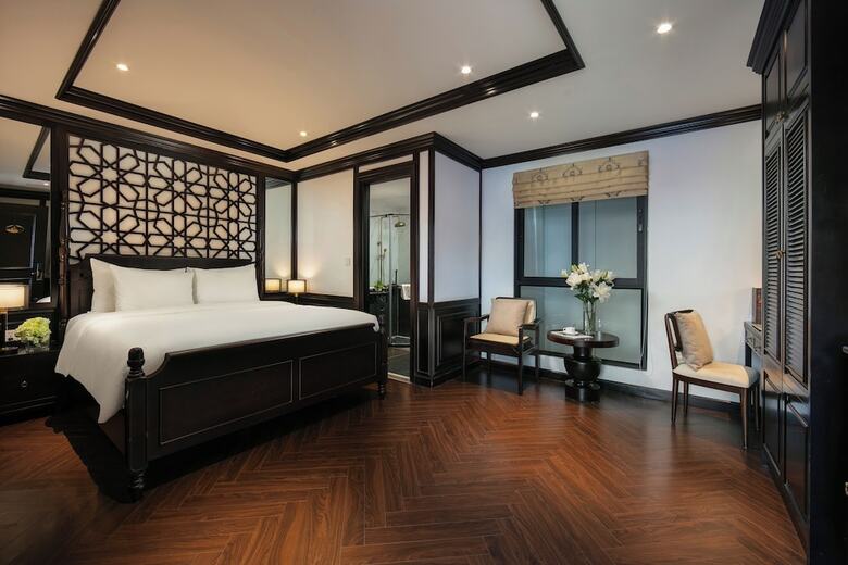 May De Ville Crown Hotel
