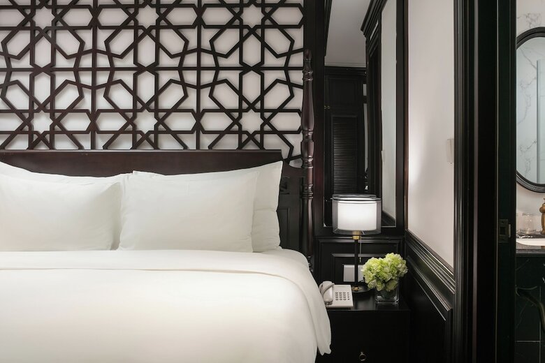 May De Ville Crown Hotel