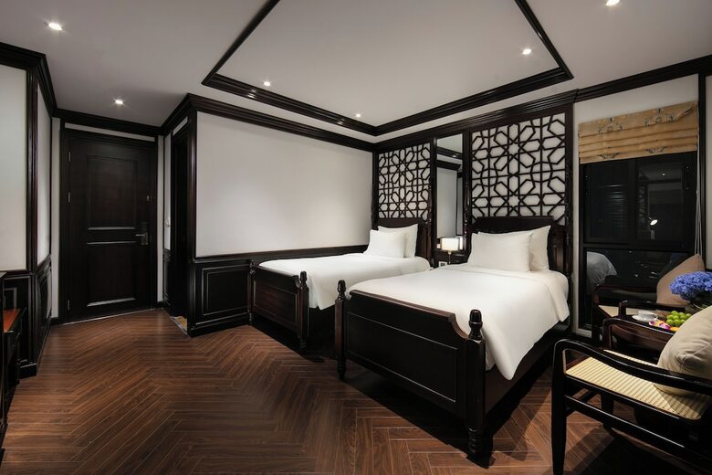 May De Ville Crown Hotel