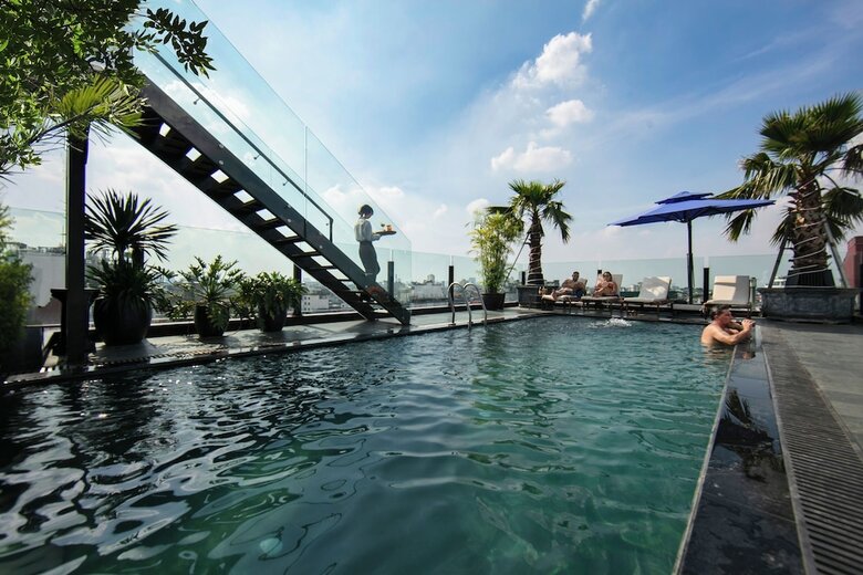 May De Ville Crown Hotel