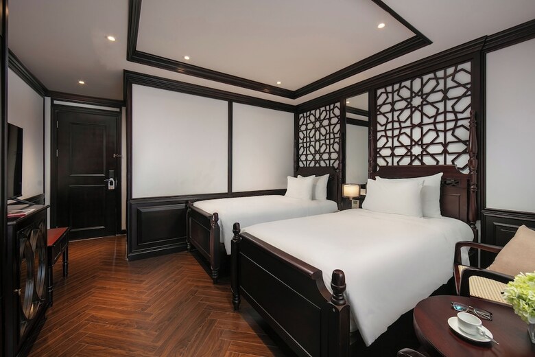 May De Ville Crown Hotel