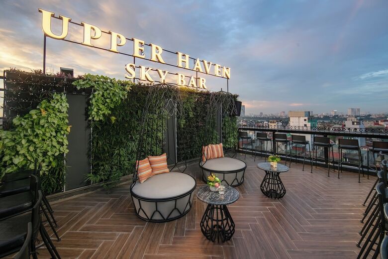 May De Ville Crown Hotel