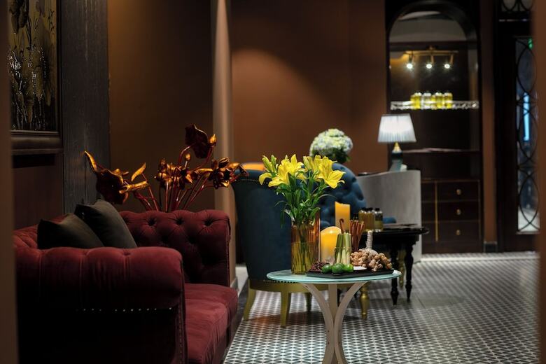 May De Ville Crown Hotel