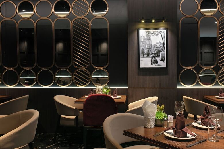 May De Ville Crown Hotel