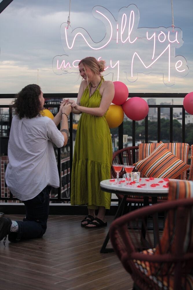 May De Ville Crown Hotel