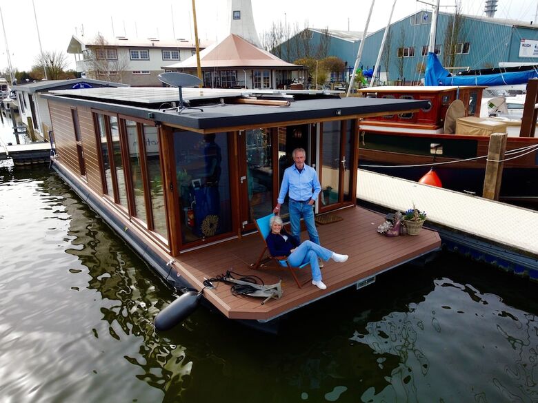 Houseboat - Sleeps 2 & Free Parking