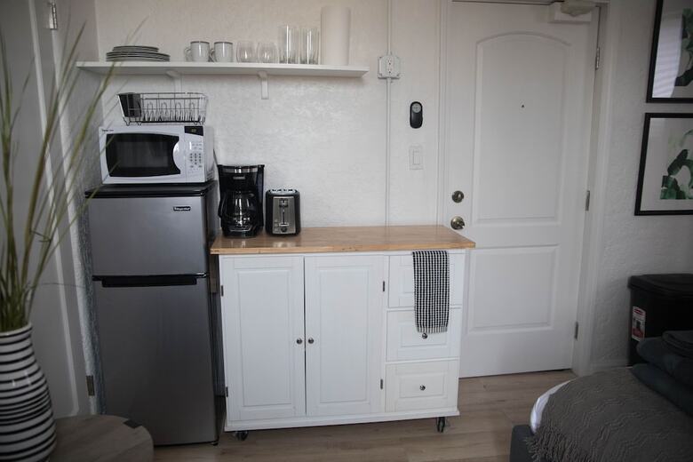 Aparthotel Charming Studio In Beverly Boulevard! Sleeps 2!