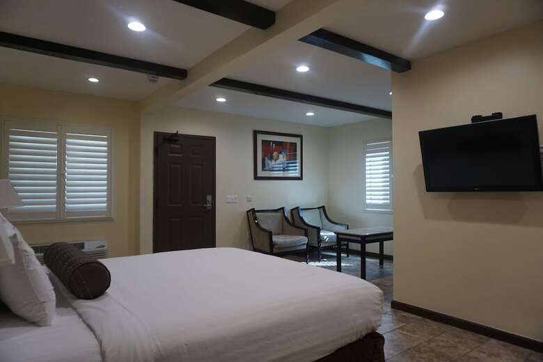 Hotel Tuscan Garden Inn