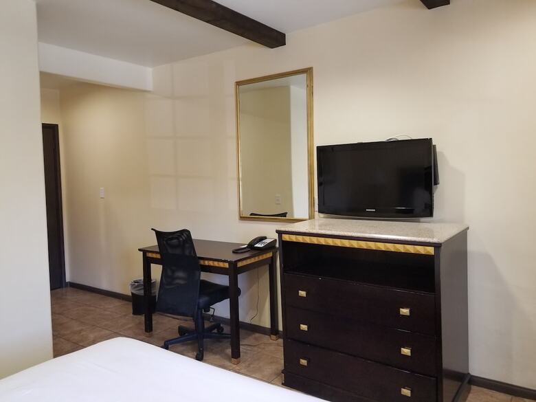 Hotel Tuscan Garden Inn