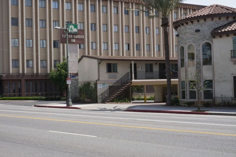 Hotel Tuscan Garden Inn