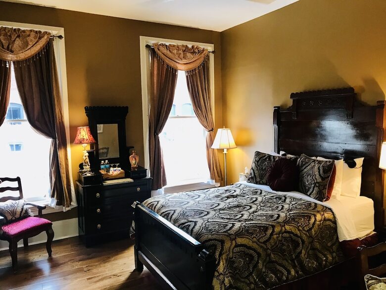 Symphony Hotel & Restaurant