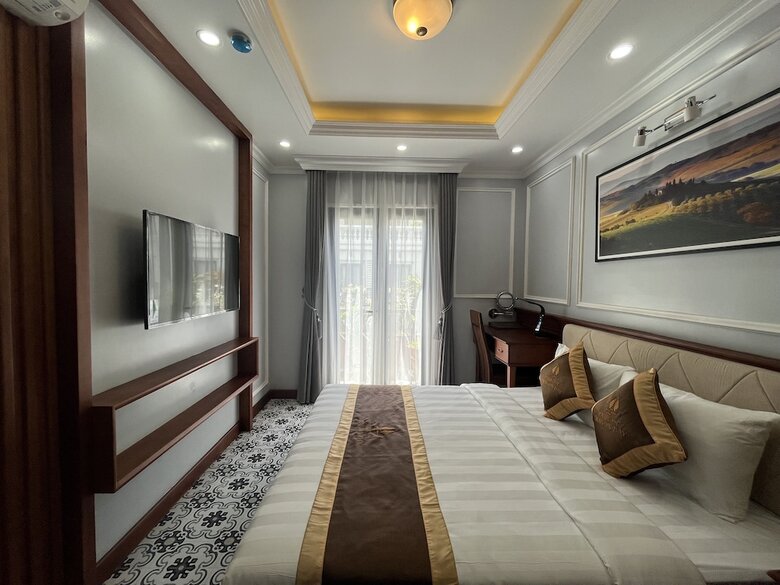 Paris Of Dragonbay Hotel