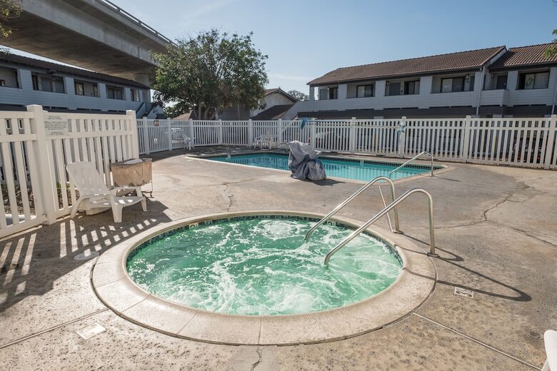 Hotel E-z 8 Motel Old Town