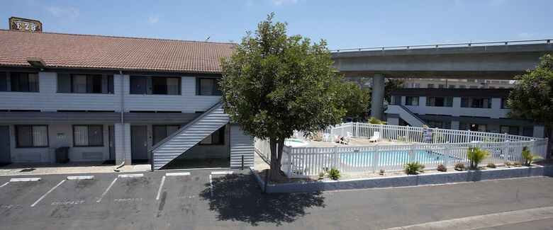 Hotel E-z 8 Motel Old Town