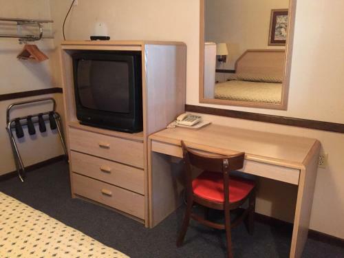 Twin Pine Motel