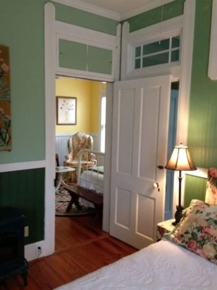 Bed & Breakfast Edgeworth Inn