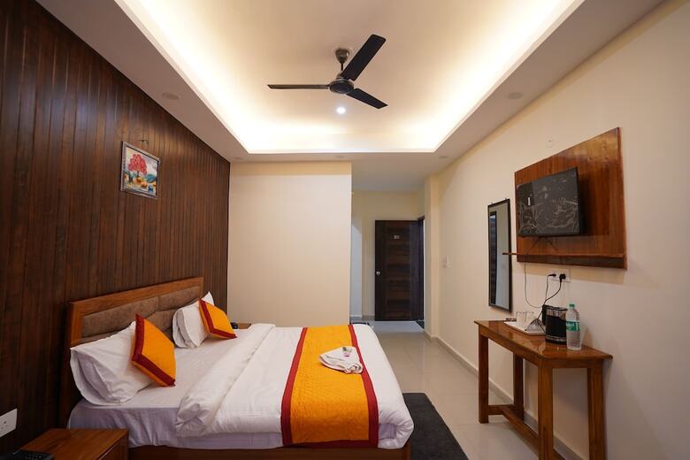 Hotel Yellow Cherry