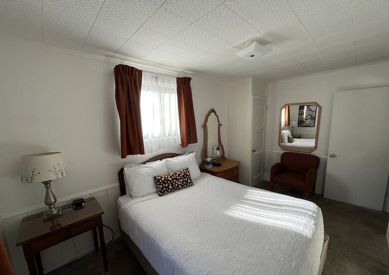 Motel June Lake Villager