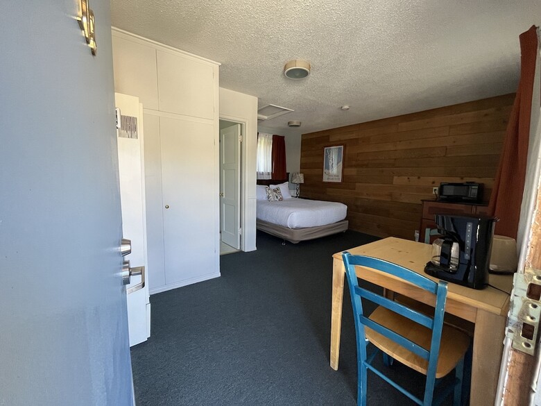 Motel June Lake Villager