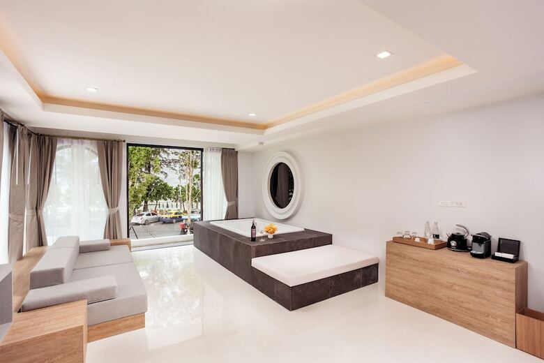 Hotel Anona Beachfront Phuket Resort