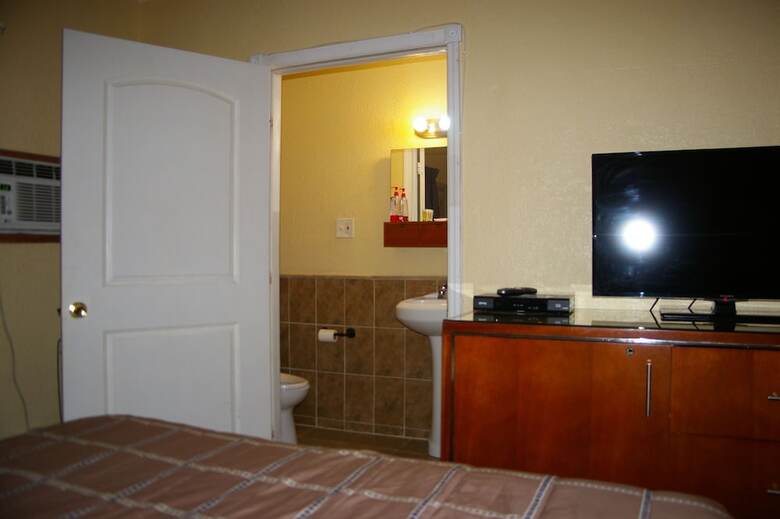 Holiday House Motel