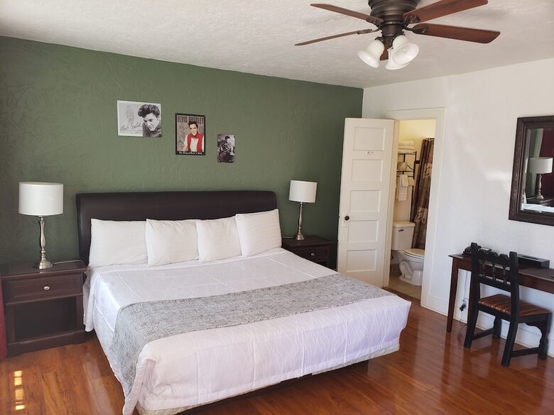 Deluxe Inn Motel