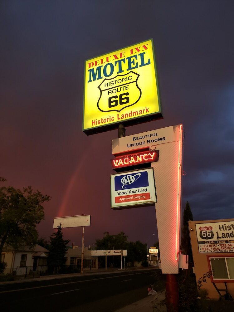 Deluxe Inn Motel