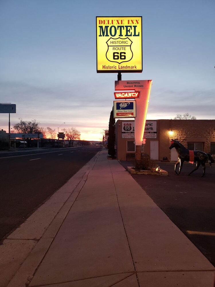 Deluxe Inn Motel