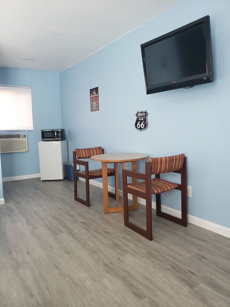 Deluxe Inn Motel