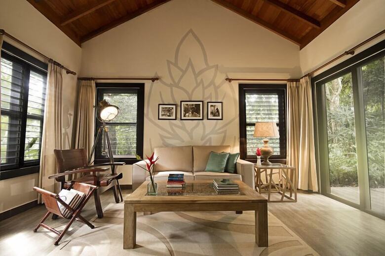 Jungle Lodge Hotel