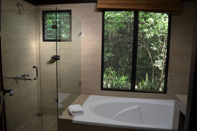 Jungle Lodge Hotel
