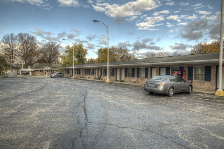 Budget Host Three Crowns Motor Lodge