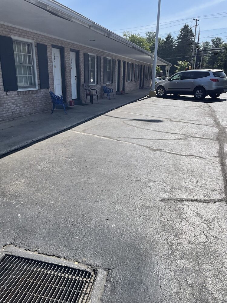 Budget Host Three Crowns Motor Lodge