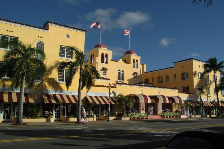 Colony Hotel & Caba�a Club