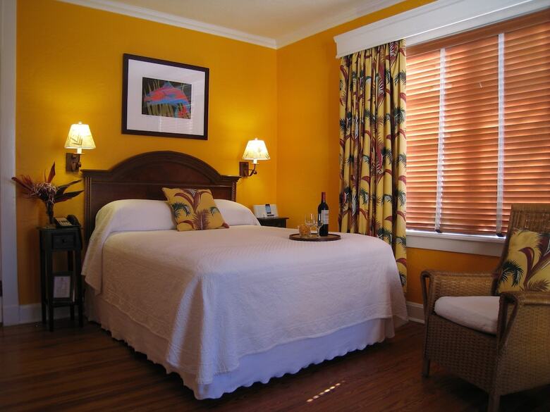 Colony Hotel & Caba�a Club