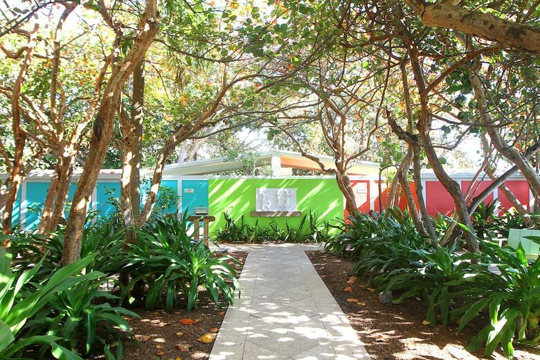 Colony Hotel & Caba�a Club
