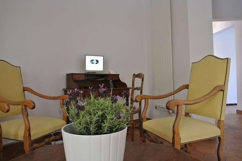 Hotel H�tel C�t� Ventoux