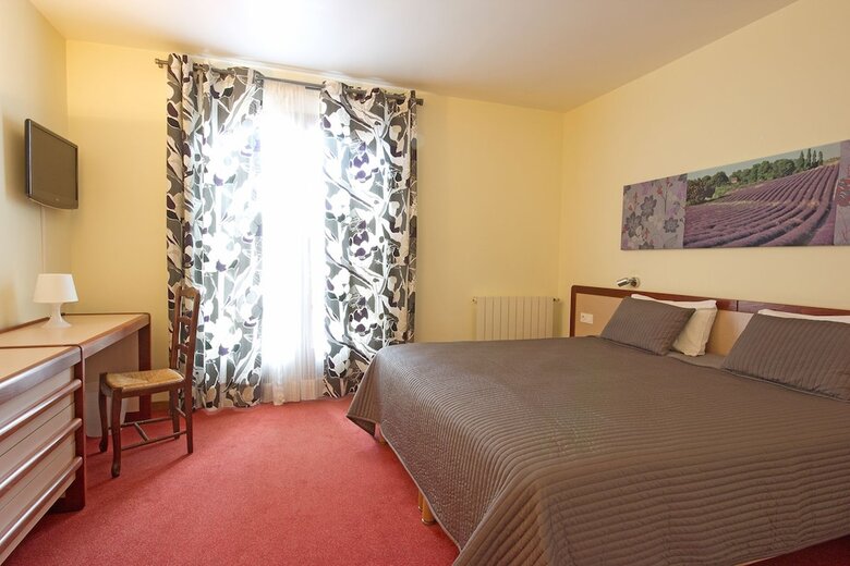 Hotel H�tel C�t� Ventoux