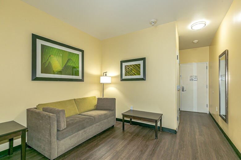 Hotel Ozone Inn & Suites