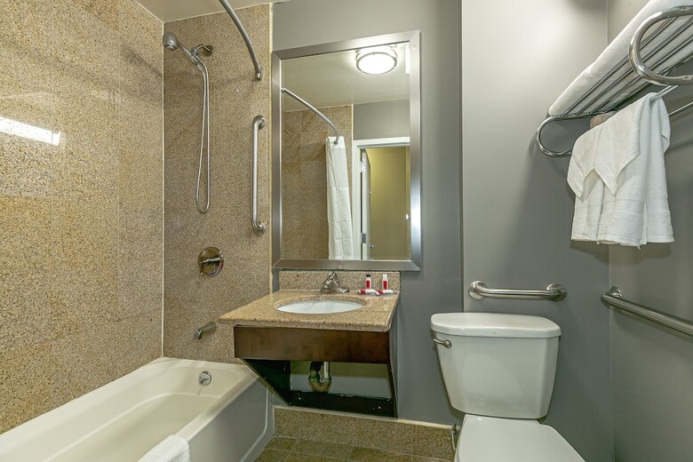 Hotel Ozone Inn & Suites