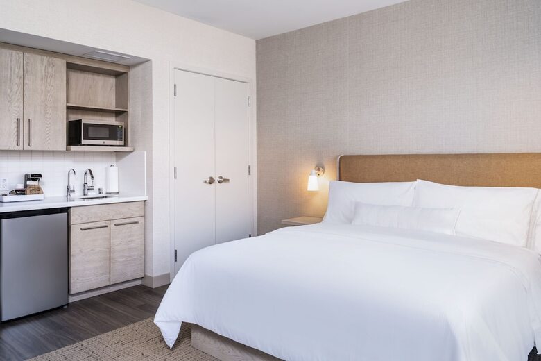 Hotel Element San Jose Airport